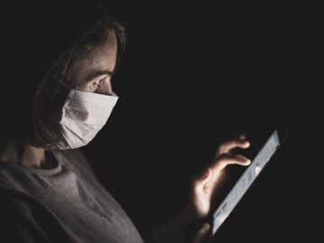 Padre teletrabajando y sin vigilar a su hijo