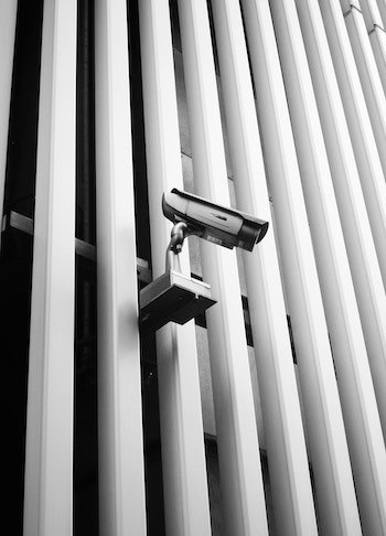 Sistema de vigilancia exterior en edificio
