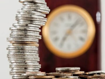 Monedas que simulan precio económico de un detective privado en BarcelonaDetective en Barcelona que investiga un caso de subrogación ilegal